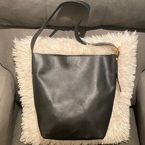 EUC MADEWELL The Essential Bucket Tote Hobo Shoulder Purse TRUE BLACK leather